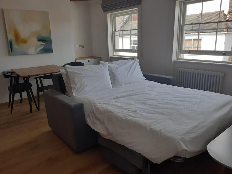 Apartment 6 At Number 8: City Centre, 1 Bedroom, Sofa Bed In Lounge كانتربيري المظهر الخارجي الصورة
